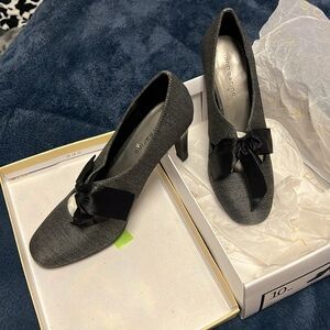 Ann Marino Women's Lottery Grey  Heel with Satin Bow 10M